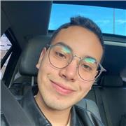 Profesor imparte clases de sociales a niños de todas las edades